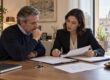 Locatore e professionista esaminano documenti di una locazione commerciale