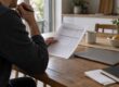 Persona che controlla una busta paga e il pagamento dello stipendio dal computer