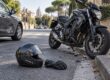 Moto e casco dopo un incidente stradale, con danni da documentare