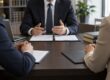 Confronto tra coniugi e avvocato sul divorzio giudiziale