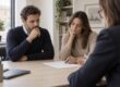 Coniugi che esaminano un accordo di separazione consensuale con un professionista
